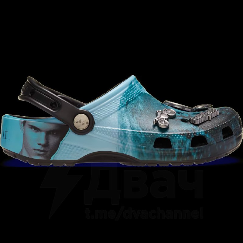 Crocs коллабнулся с «Сумерками» и выпустил две пары тематических сабо
Есть обычные — с Эдвардом и Д