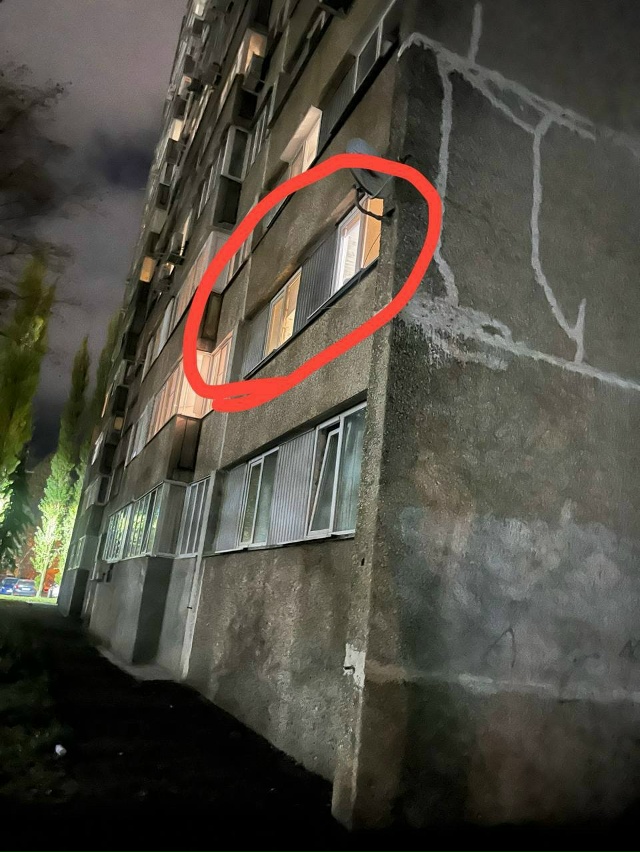 Строителей 1
Будьте осторожны!
Молодые люди выливают в...