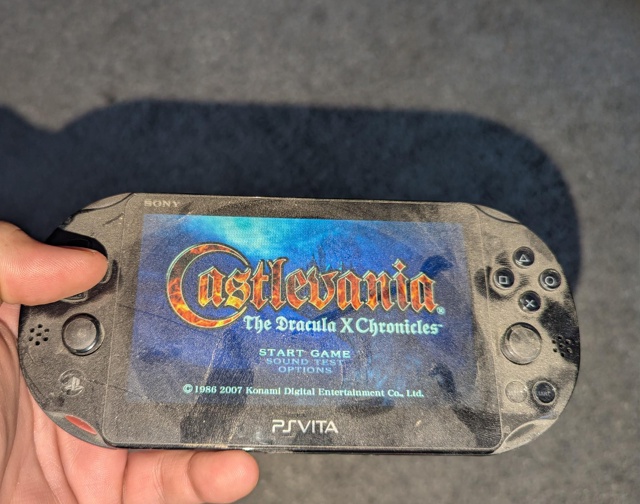 Геймер случайно нашел свою PS Vita, которая упала за книжн...