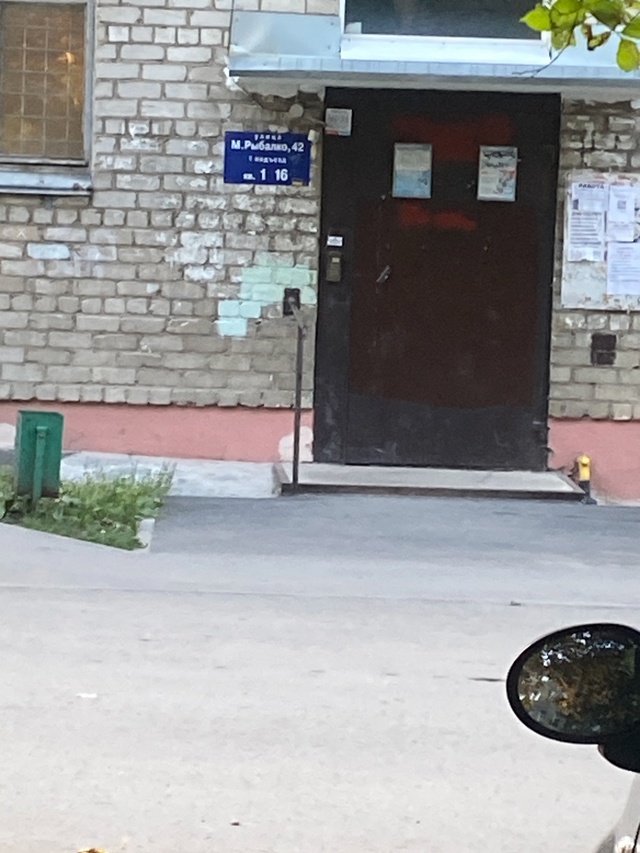 Чей пёс привязали за дерево заберите пожалуйста
Т 8952331...
