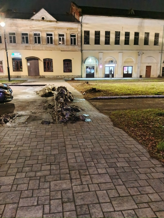 Ребята, это тротуар, это центр с новой плиткой, а вы все ...