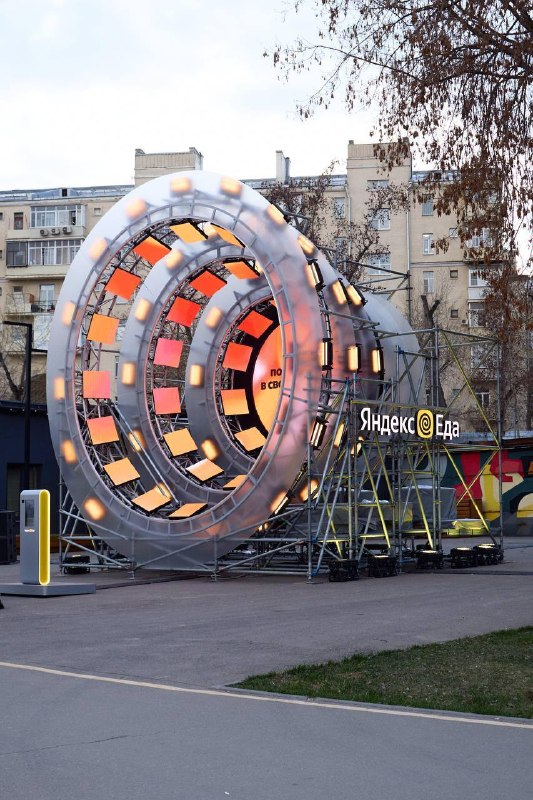 🤖 На Хлебозаводе появилась нейроинсталляция от Яндекс Еды, который определяет, чего вам на самом дел