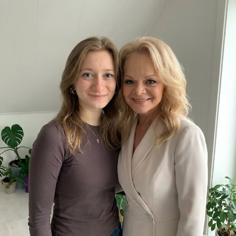 Тян привела домой нейробомжа. Реакция мамы убила.
Завести у себя ИИ-бича и пранкануть родителей мож