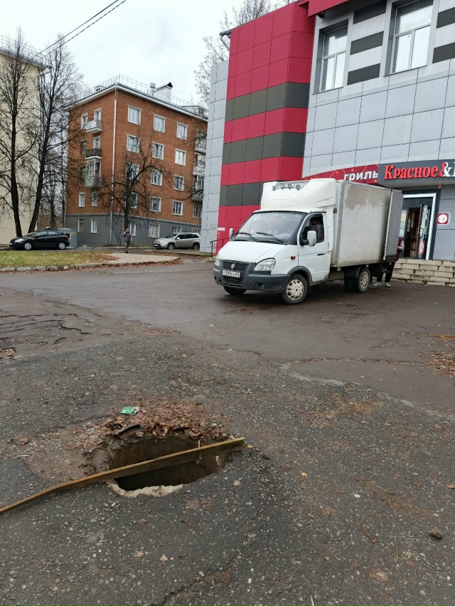 У бывшего кинотеатра 