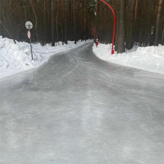 Пару лет назад в это время уже катались на коньках, а се...