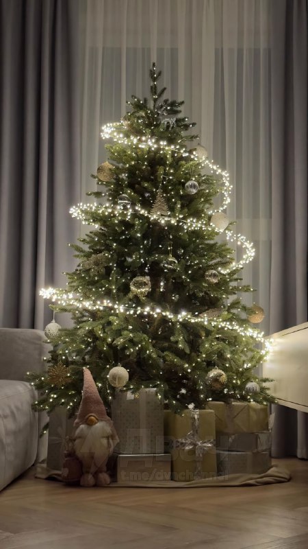 Украшаем ёлку парящей в воздухе гирляндой: нужна всего лишь проволока за 150 рублей, на которую и на