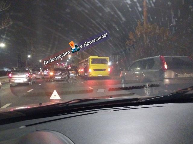 Массовое ДТП. 5 машин и автобус.
Добрынинский путепро?...