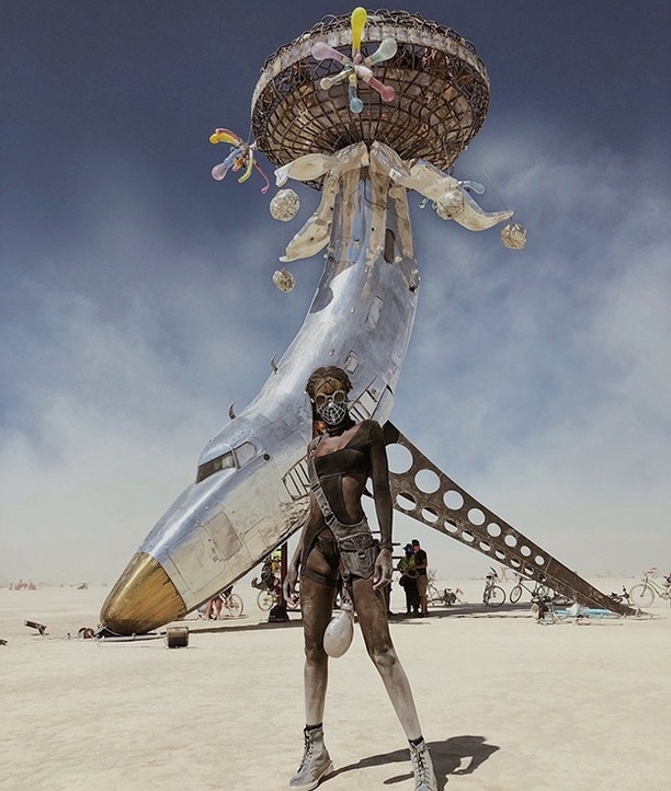 Фото с фестиваля Burning Man. Сотни арт-объектов, пыль, жара, ...