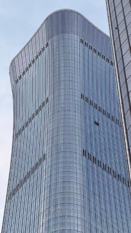 ❗️Самолёт врезался в самый высокий небоскрёб Пекина — башню CITIC (Чайна-Цзунь)
Горящие обломки рух