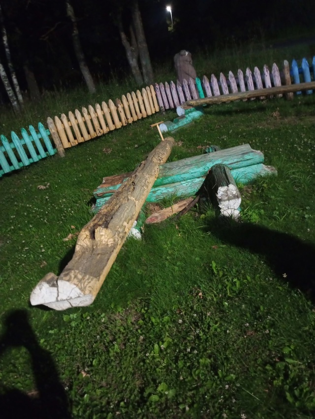 Детская площадка в посёлке Восход.
Сгнило всë.Как на т?...