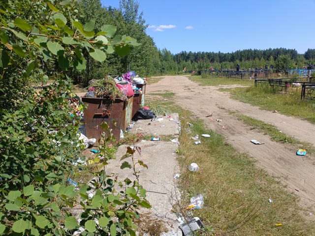 Бардак на новом кладбище в Рукавицкой, мусор разносит ?...