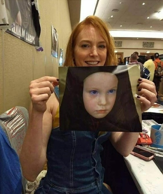 Алисия Уитт держит свою фотографию из фильма «Дюна» 1984...