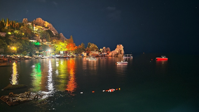 Ночной Гурзуф это просто волшебство! ✨🌃
С моря он выг?...