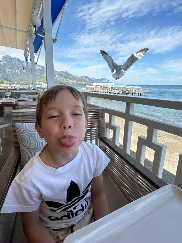 Ида Галич взяла своих малышей — пятилетнего Леона и дв...