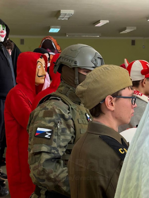 Ничего необычного, просто костюм зумера на Хэллоуин в одной из школ польского Вроцлава