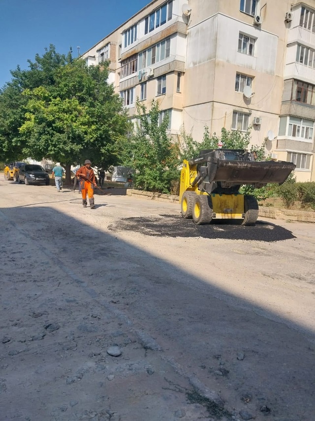 Сегодня подрядчик Крымавтодор укладывал асфальт на пл...