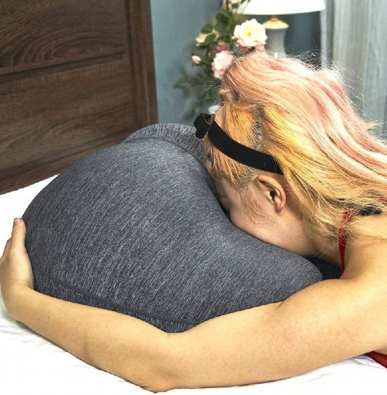 В Японии выпустили подушку для сна в форме жопки.
Создатели называют подушечку идеальным мужским а