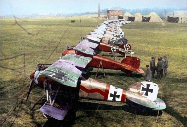 Боевое пocтроение 11-й эскадрильи на аэродроме в Дуэ, апр...