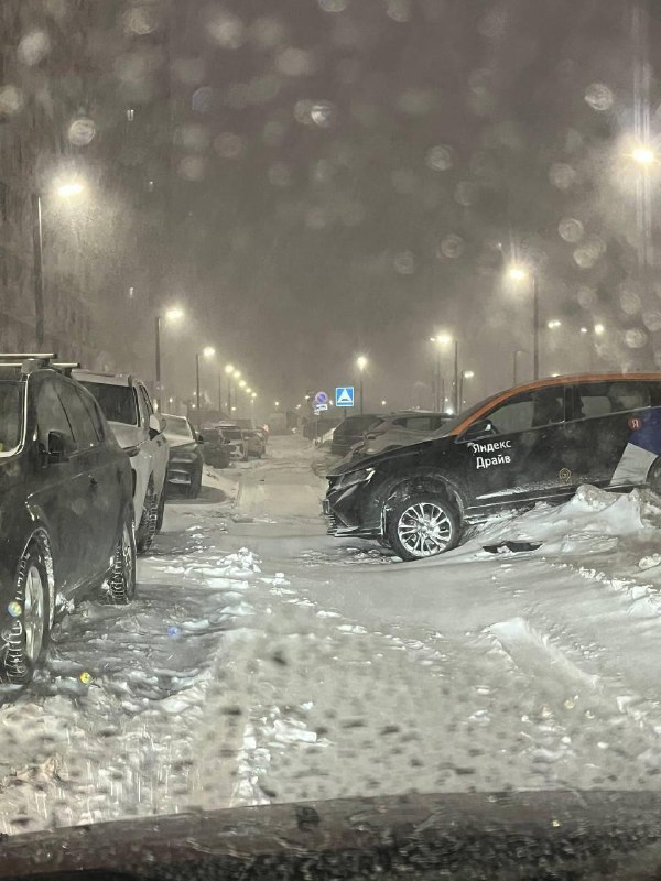 В Москве немного снежно — город накрыл мощный циклон.
Машины заносит на дорогах, пробки растут, у