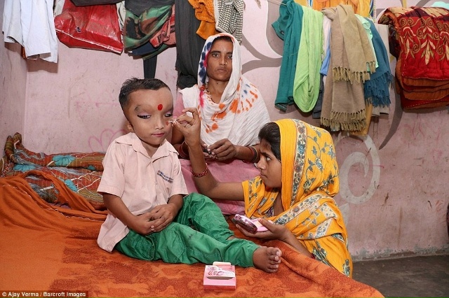 В Индии, в небольшой деревне люди поклоняются мальчику...