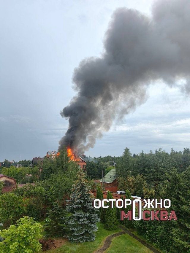 Молния зажгла дорогущий особняк в Раменском
ЧП произо...