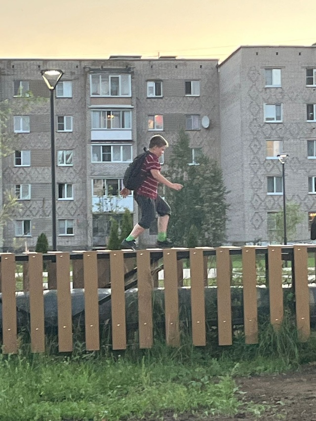 Какие-то дети лазают по трубам, вот я не пониаю дети не ?...