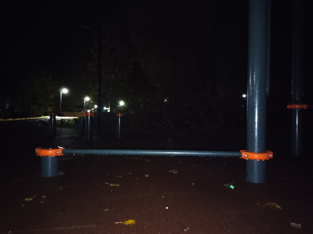 На спортивной площадке в парке ОЦБК отсутствует освещ?...