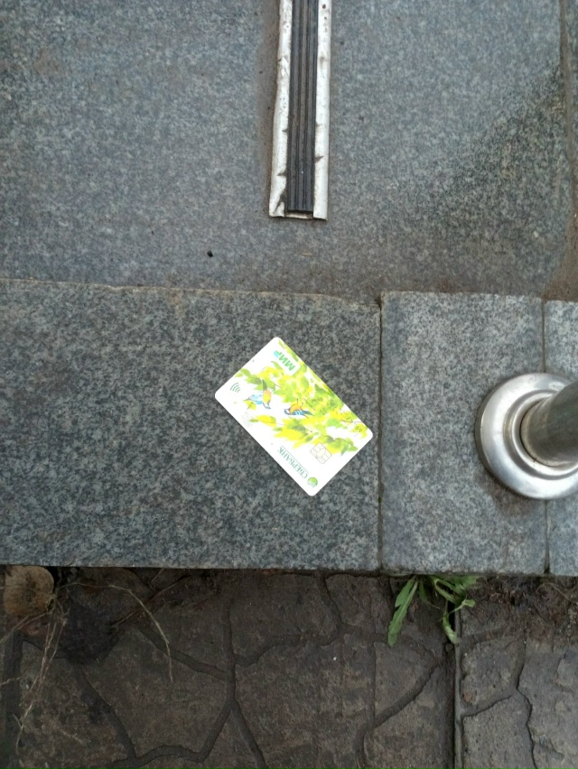 нашли чью-то карту, оставили в Фудзияме