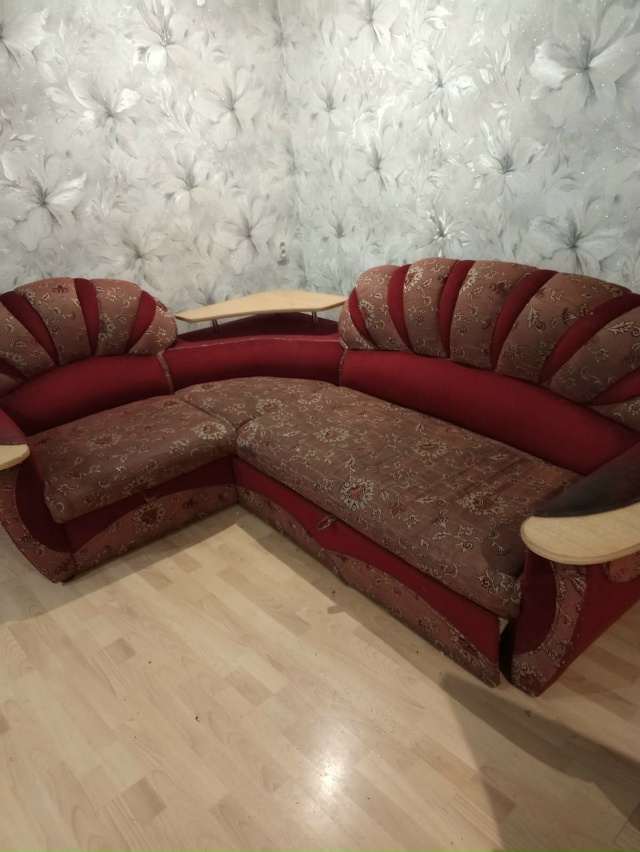 Отдам угловой диван и кресло .
Самовывоз .
Все интересу?...