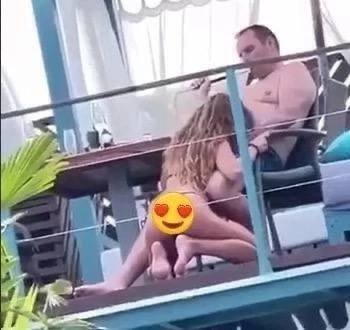 СЕКС НА ПЛЯЖЕ В ПРЯМОМ СМЫСЛЕ
Среди белого дня прямо ?...