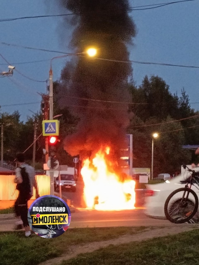 ‼Горит машина возле бывшего авторынка на повороте на ?...