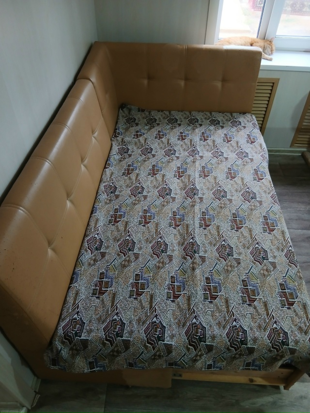 Продам угловой диван,имеется спальное место, место для...