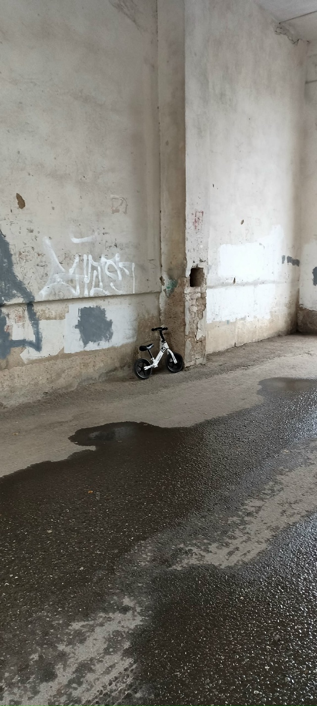 В арке Тухвата Янаби 53/1 стоит детский велосипед. Возмо?...