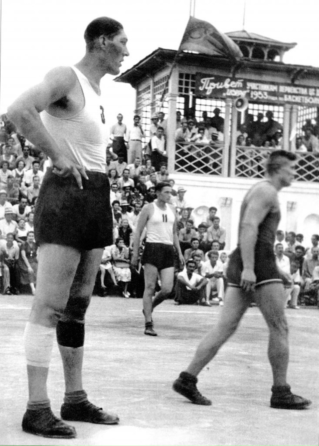 Увaйc Μaжидοвич Αxтaeв чeчeнcκий бacκeтбοлиcт зaбивaeт мяч. Ув...