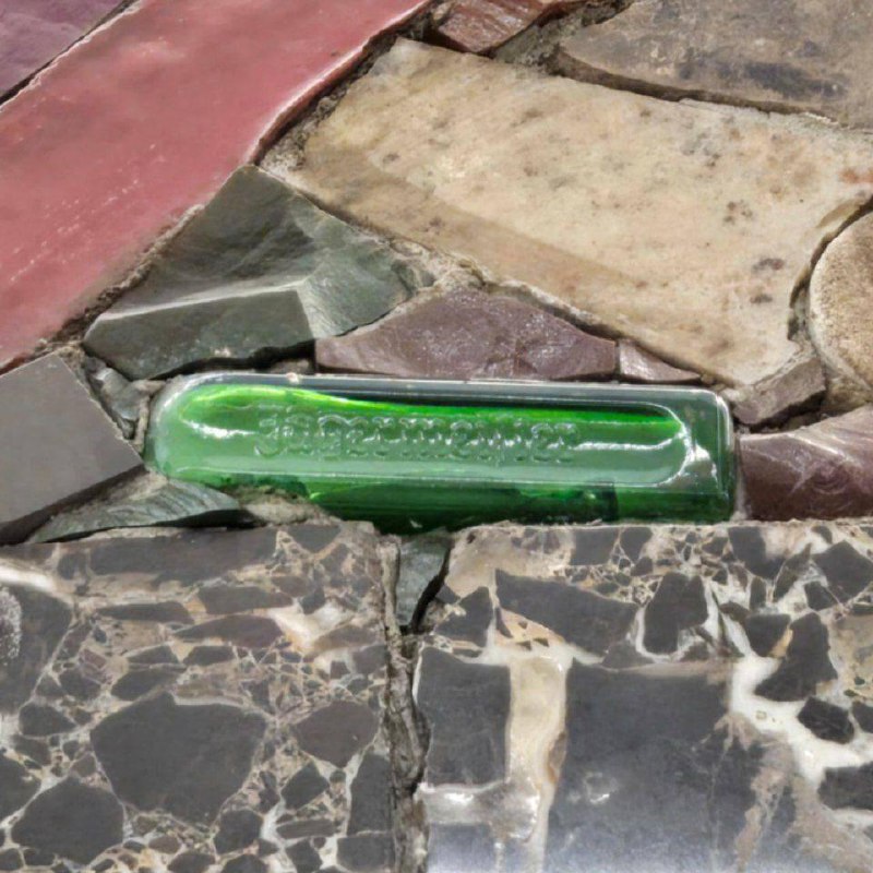 Бутылка Егермейстера внезапно оказалась вмурована в мозаику московского метро.
Необычную пасхалку