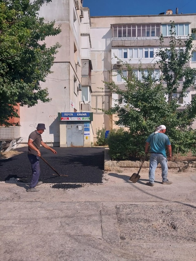 Сегодня подрядчик Крымавтодор укладывал асфальт на пл...