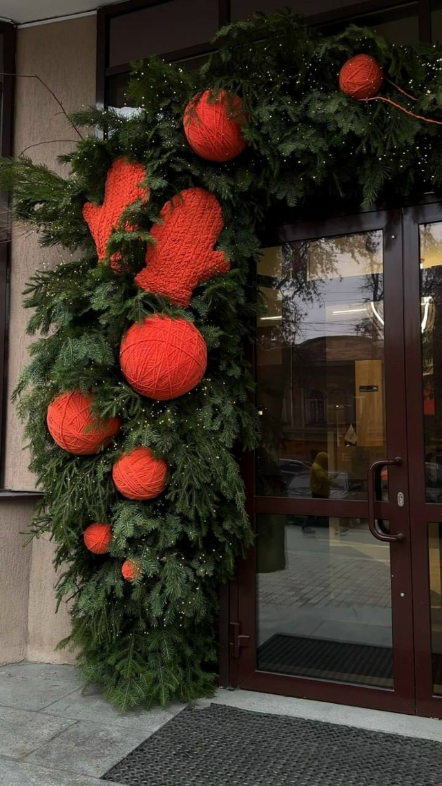 Снега нет, а новогоднее оформление уже во многих места?...