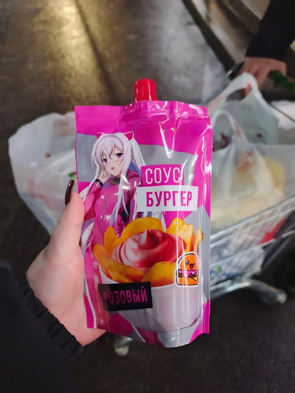 В России начали продавать… розовый соус для бургеров с аниме-тян на упаковке
Этим мы заливаем макар