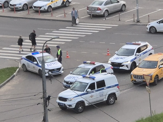 А что за ДТП? Зачем столько экипажей? Работа в округе за...