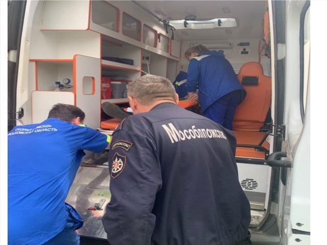 Спасатели оказали помощь медицинским сотрудникам в тр...