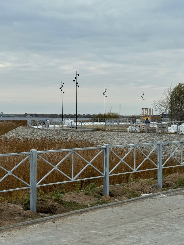 Вопрос, зачем везде в городе ставят эти ужасные, дешевы...