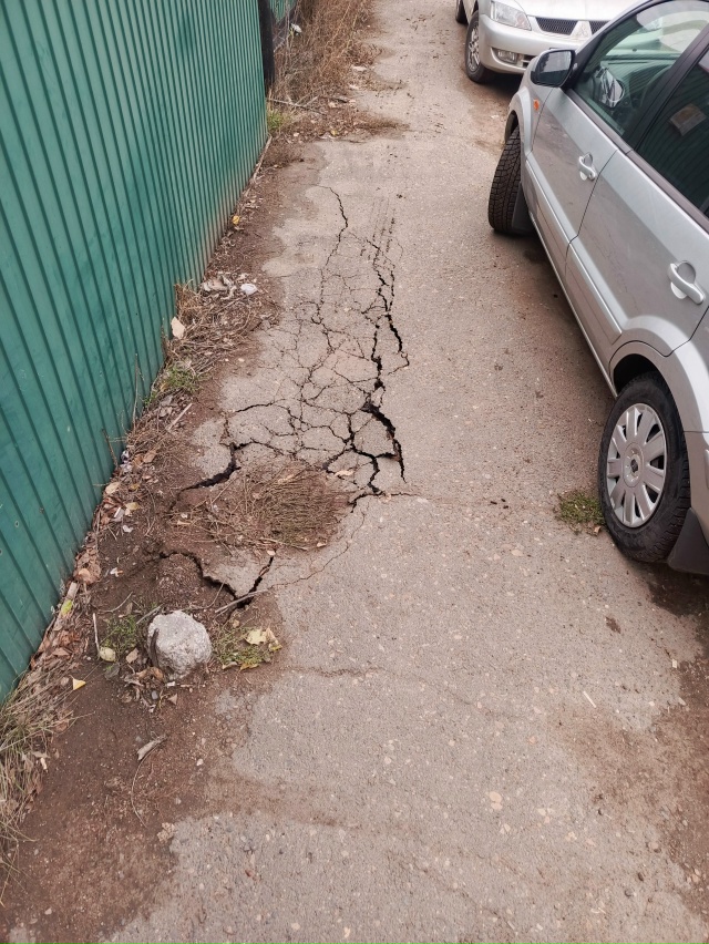 На против азс танефть бензовоз проломил тратуар.пешех?...