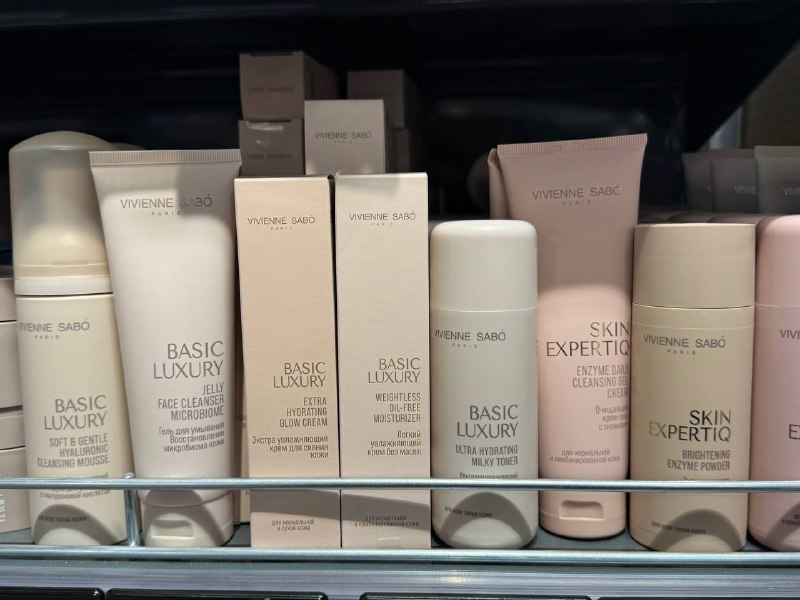 Что: «Перекрёсток» открыл продажи уходовой косметики VIVIENNE SABÓ! 🤯
Линейка включает в себя серии