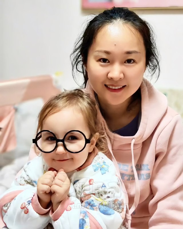 У китайской пары родилась светловолосая голубоглазая девочка: муж сначала решил, что жена изменила,