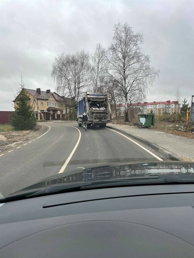 На улице Андреевская установлены контейнера для бытов...