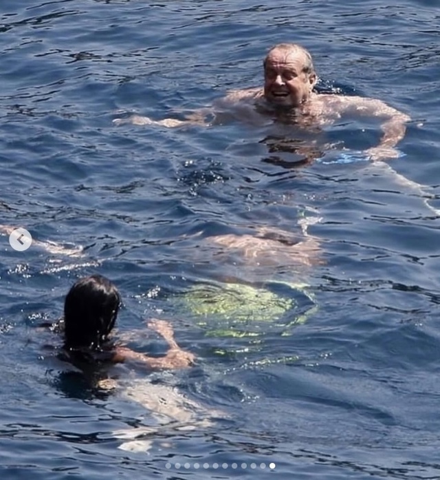 Наслаждается жизнью :)