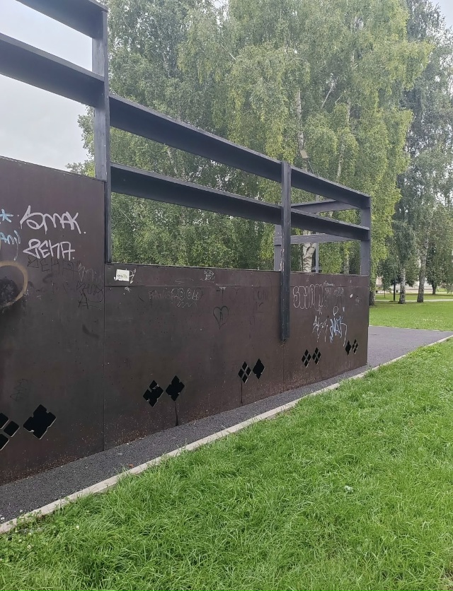 Как то уныло становится в парке Победы. Зарастают трав?...