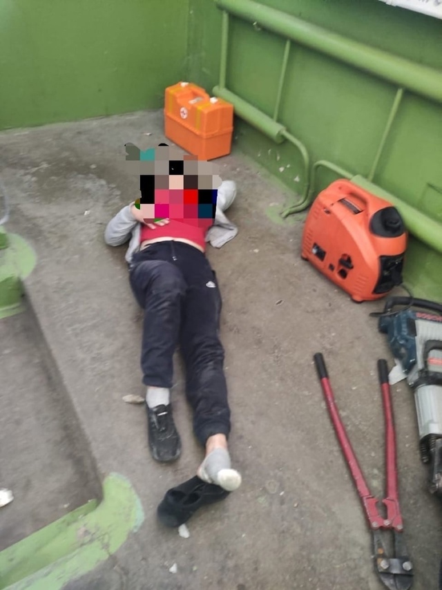 Дeвушкa пошла выкидывать мусор и слyчайнo
выброcила в му?...
