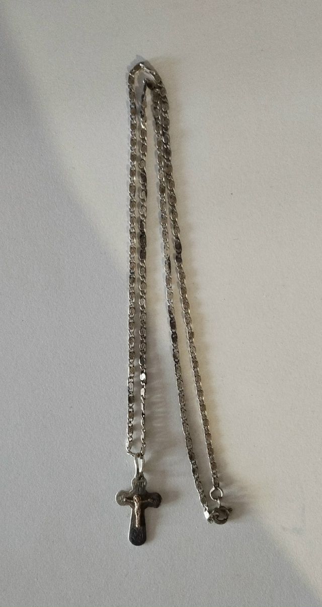 Чьё? Найдено недалеко от гимназии. Цепочка, застежка це...