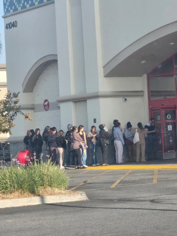 Американцы стоят в очереди с 5 утра и дерутся за новые стаканчики из Starbucks.
Компания представи